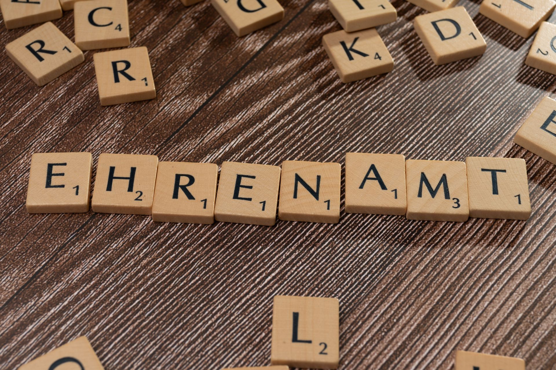 White and black letter tiles spelling quiz on a yellow surface