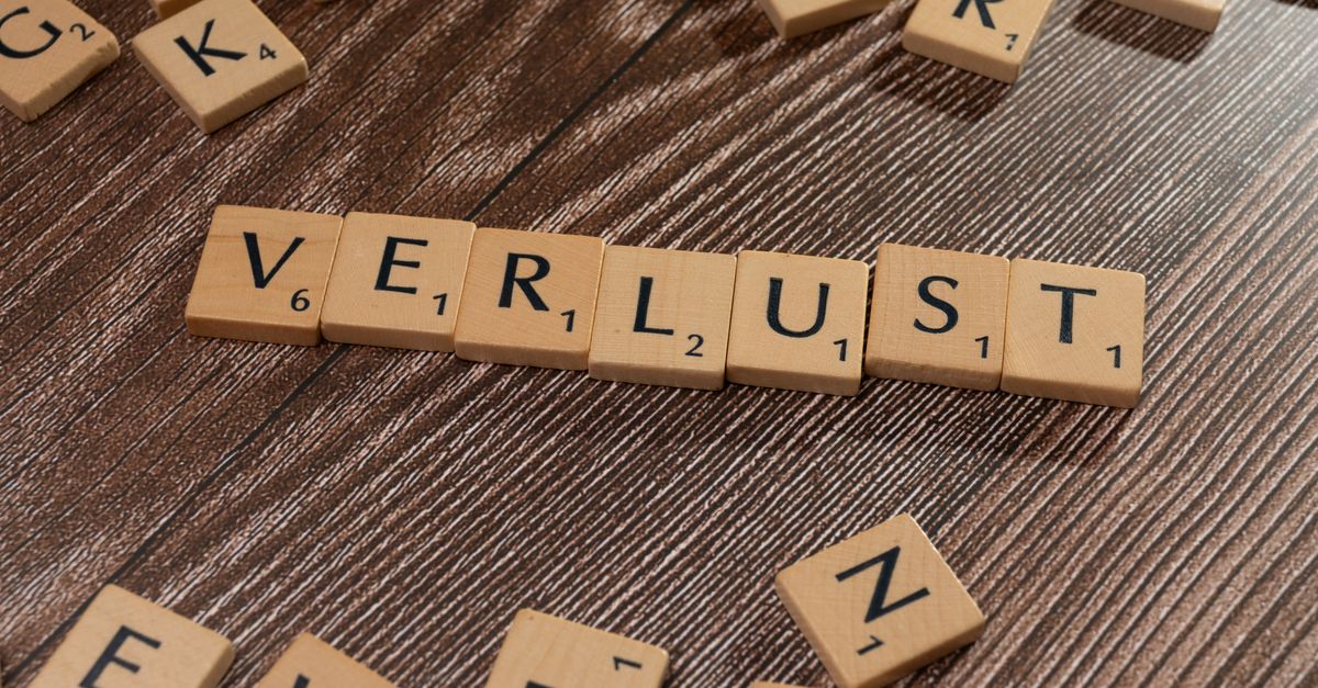 The word Verlust spelled out in Scrabble tiles
