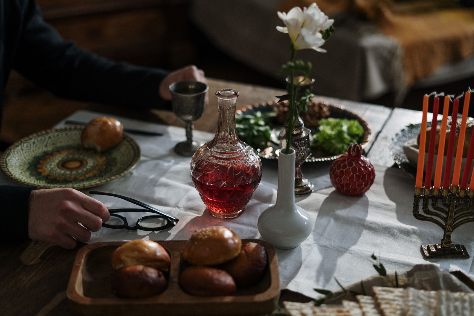 Easter table with spring decorations — die Osterdekoration