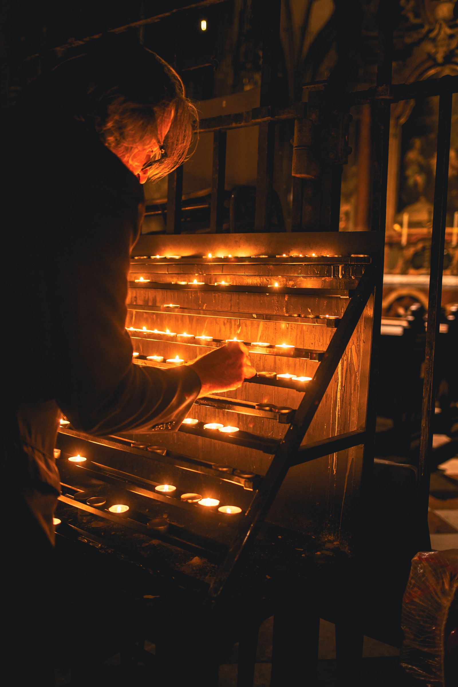 Candles in a church interior — die Osterkerze