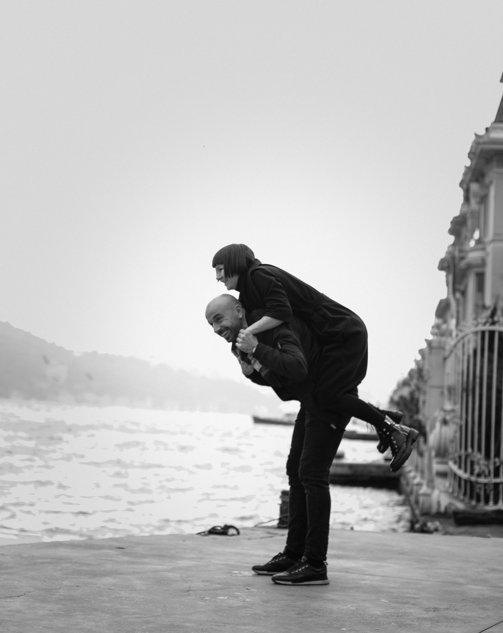 Black and white photo of a romantic couple embracing by the water in Istanbul