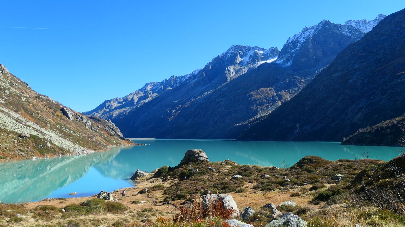 Turquoise Goscheneralpsee lake in the Swiss Alps