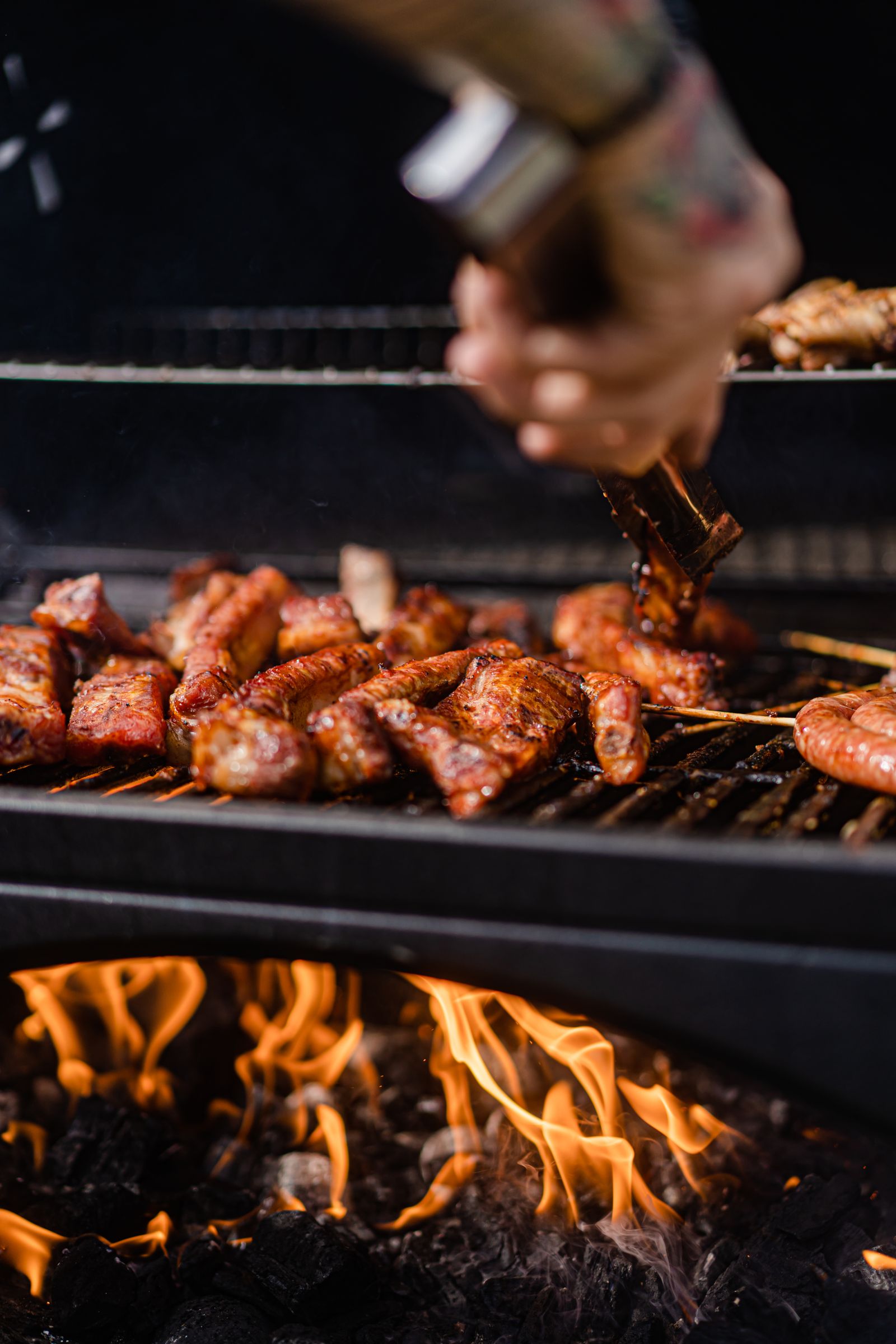 Barbecue grill with sizzling food