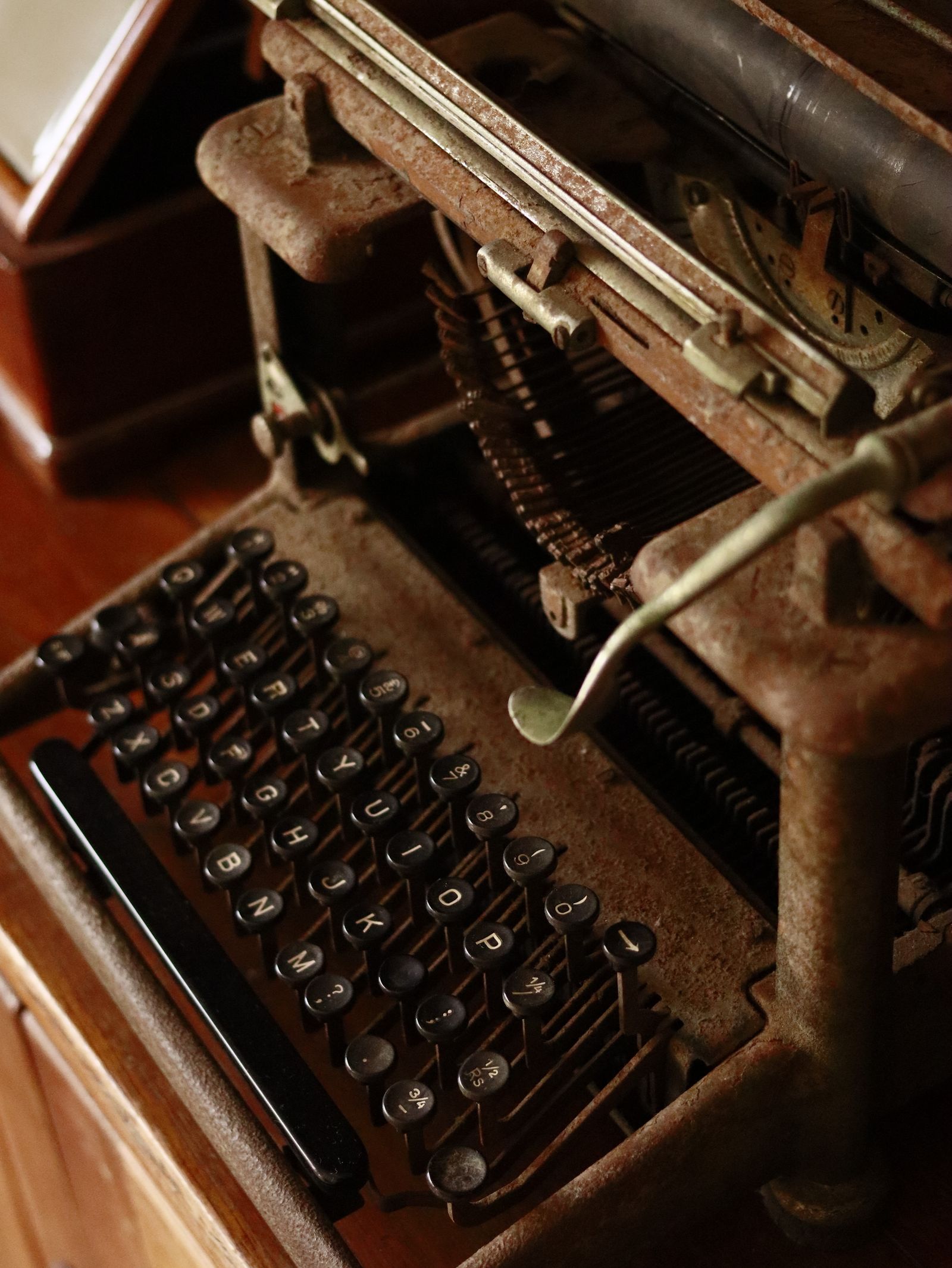 Vintage typewriter evoking the history of German spelling