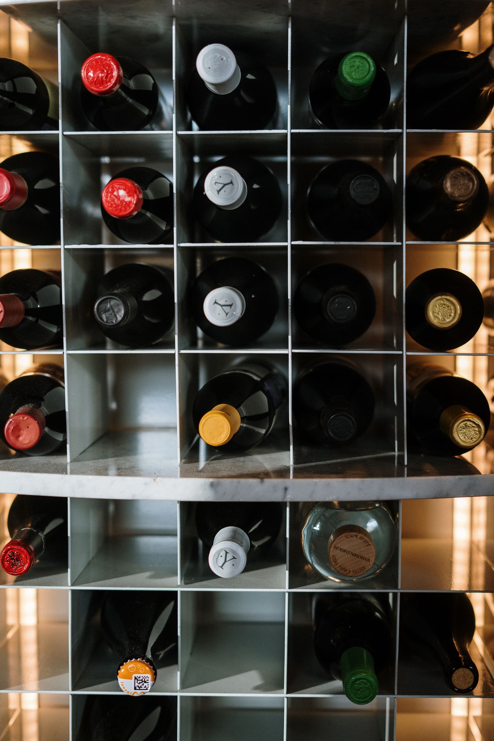 Row of wine bottles — die Flasche