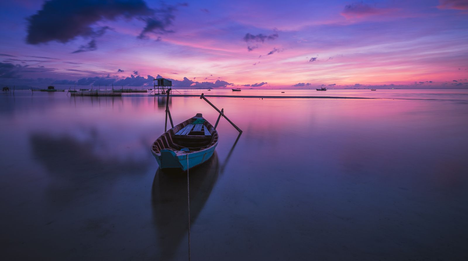Boats moored in a calm harbor (der Hafen)
