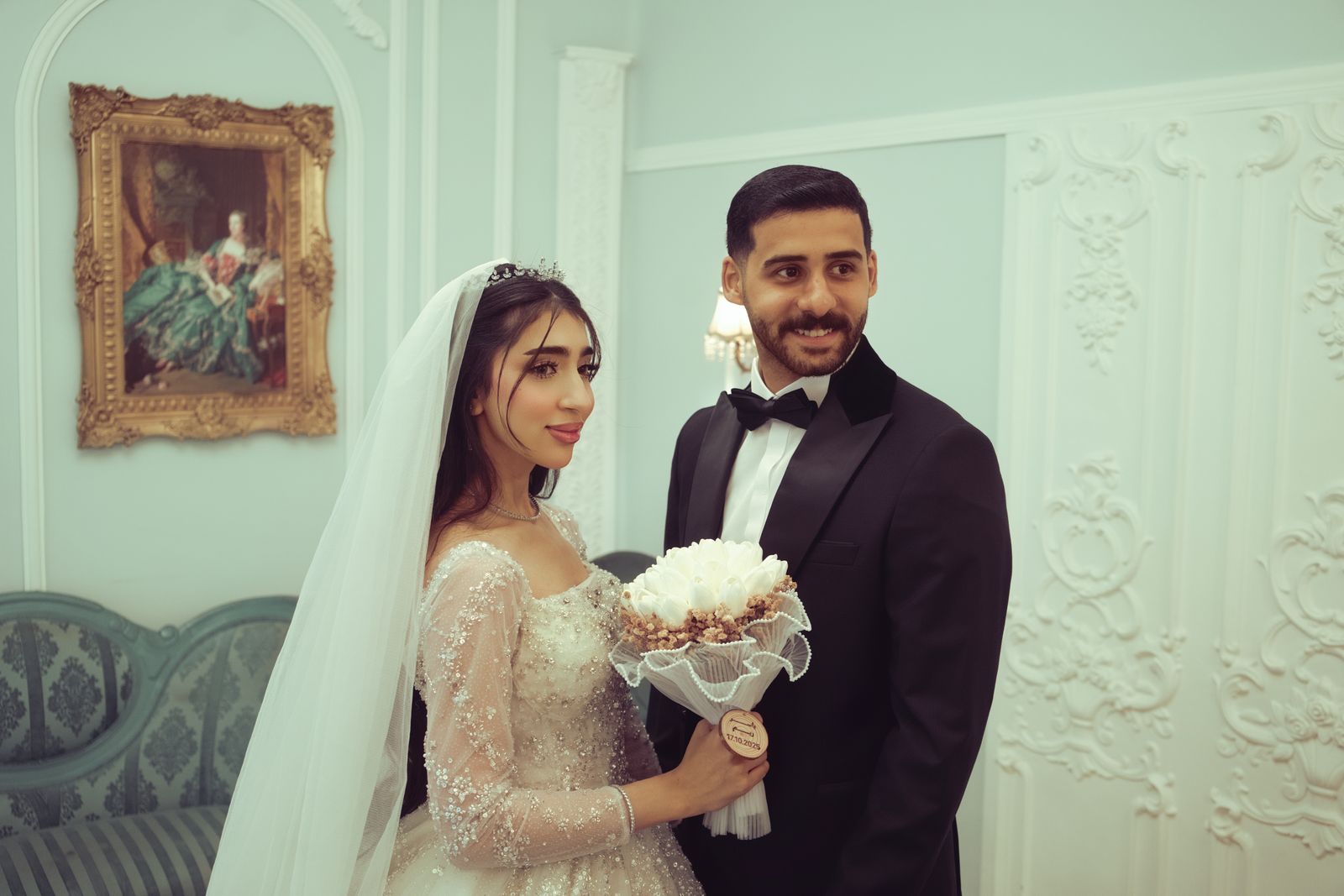 Bride and groom holding hands at their wedding (die Hochzeit)