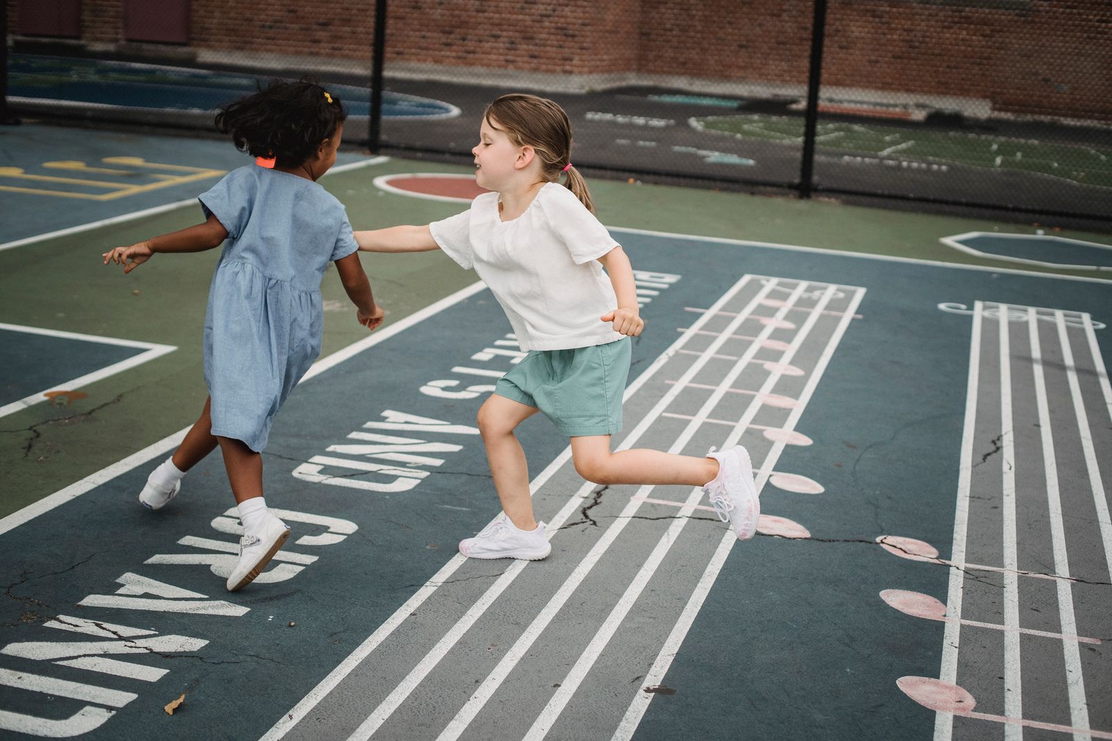 Children playing outdoors — das Kind