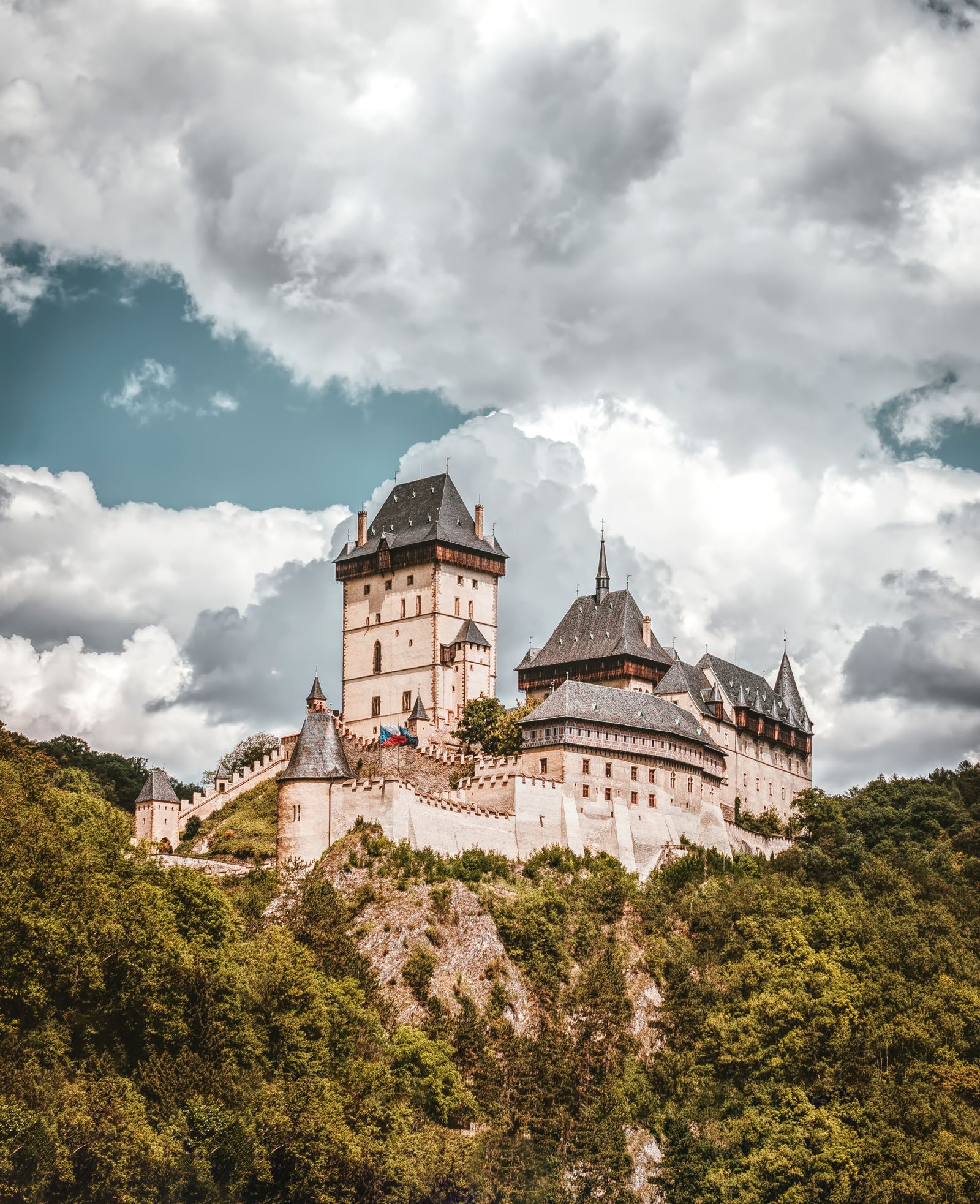 Medieval castle under cloudy sky — der König